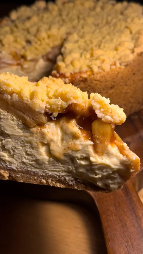 [homemade] Cinnamon Apple Crumble Cheesecake 