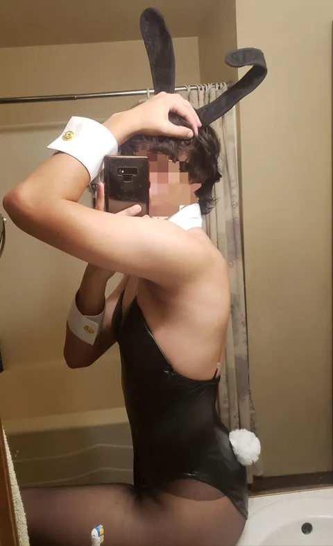 18 starting collage tomorrow a virgin! Kinda nervous >~<