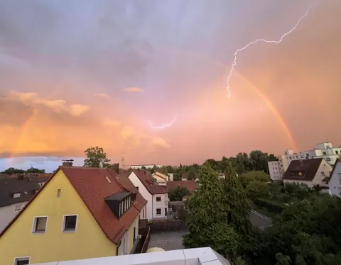 🔥 A rainbow and lightning captured at the same time