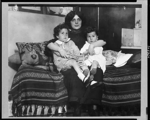 Photos of Titanic survivors Lolo and Michel reunited with their mother, 16 of May 1912