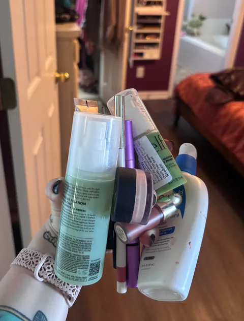 Girls hands be like: