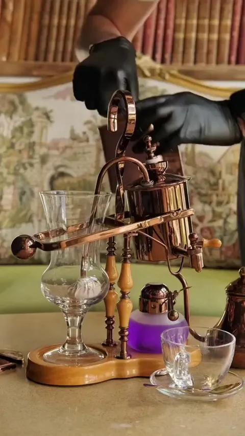This clip of syphon coffee maker