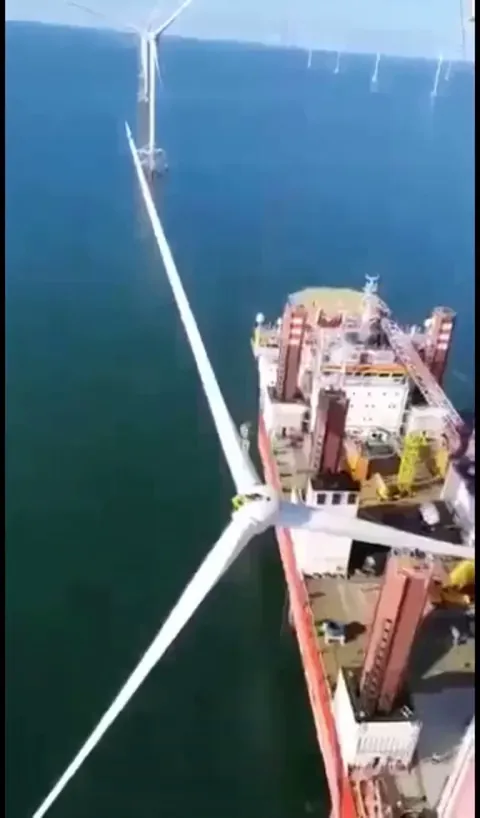 Accidentally dropping a wind turbine propeller into the ocean