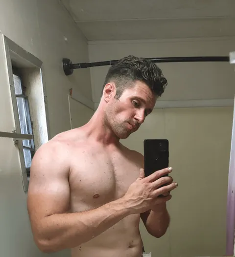 Do you all think I'm a good looking dude? (I've been told I've got a baseball bat for a dick if that helps) keep swiping...