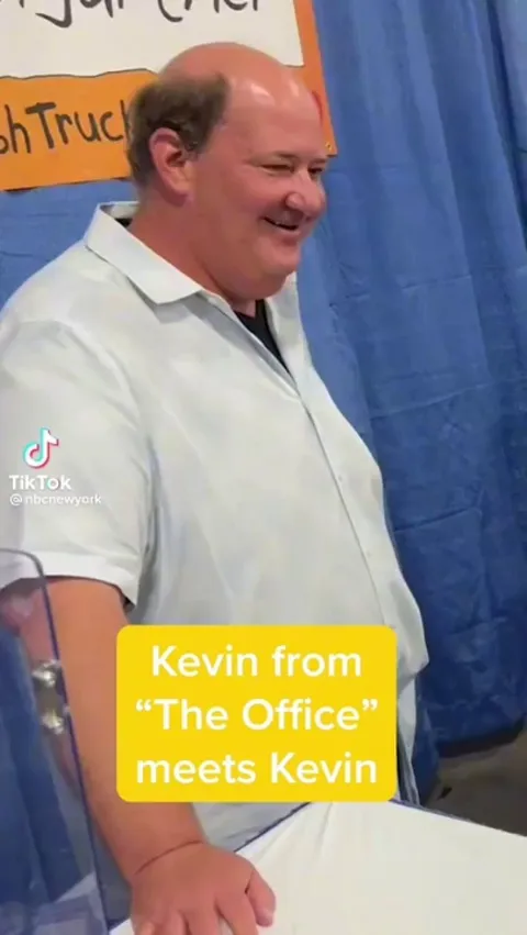 Kid cosplays as Kevin from The Office