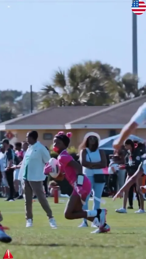 Darryana Roberts shows why she's a world champion in youth flag football.