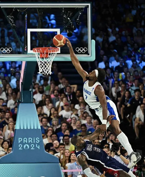 I took some pics from r/AccidentalRenaissance and turned them into Renaissance paintings