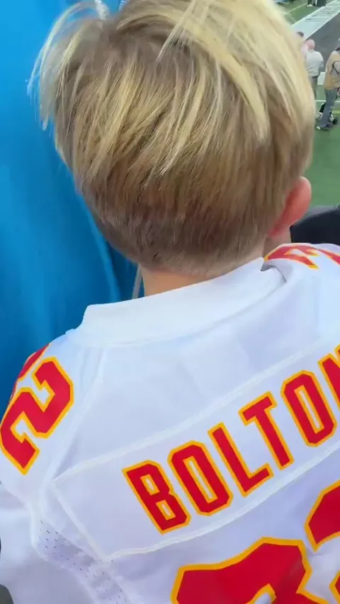 [Highlight] Chief's Tershawn Wharton catches a young fan that leans too far over the railing