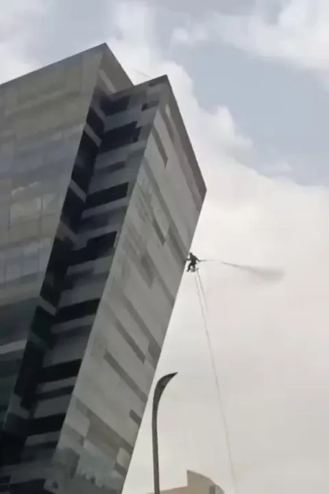 Window Cleaner uses Water Pressure to move Back and Forth