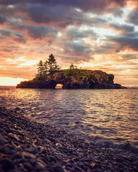 Beautiful sunrise over the North Shore in Minnesota [OC] [3962x4952]