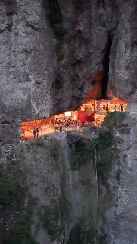 In China many natural beauties are located in the isolated countryside, where local people face poverty due to lack job or opportunities, so they build touristic attractions, like this cafe in the middle of a mountain trail to attract revenue and creat jobs