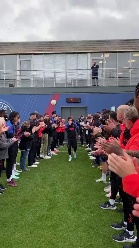 Lionel Messi given a guard of honour by his PSG team-mates