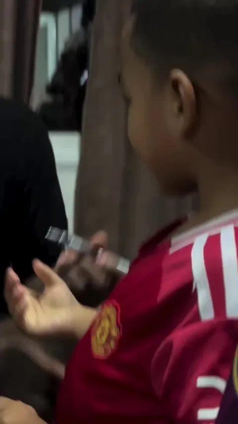 Rodtang's (ONE Muay Thai champion) niece brought over a ManUnited shirt for Balotelli to sign while in Thailand