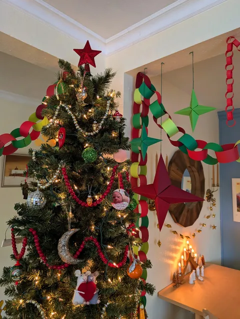 Maternity Leave = Lots of time on the couch = Paper chains! Merry Christmas.