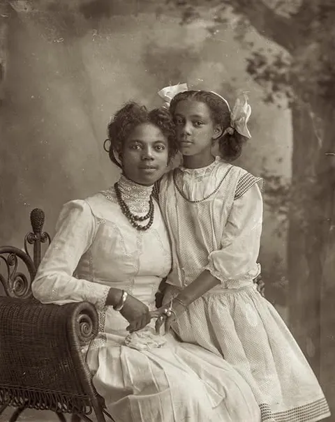 Mother and daughter pose in Edmonton, North-West Territory Canada, 1900s