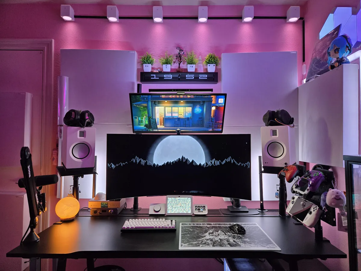 Feels like I should've gone with a white desk instead 💀