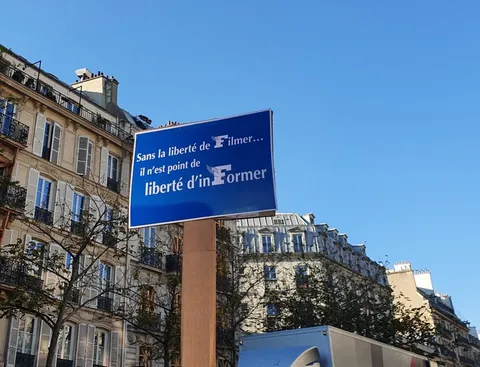 Quand ta loi est tellement a chier que même le Figaro est dans la rue...