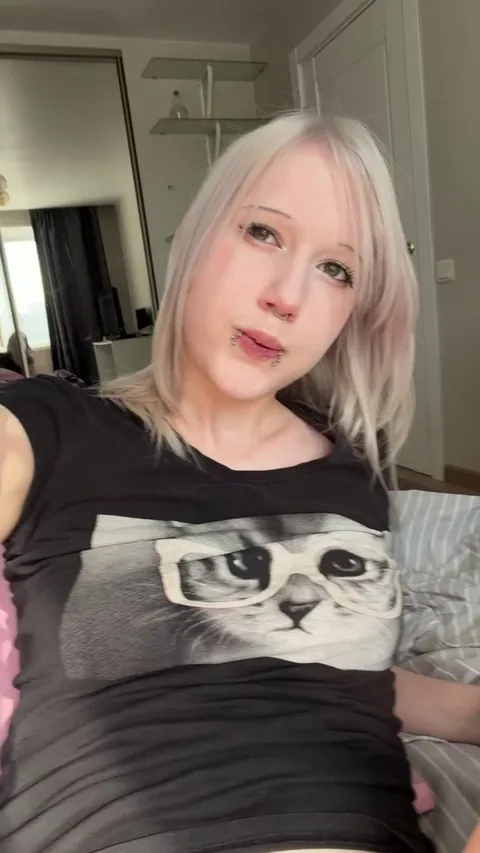 pov: you opened a snap from your nerdy emo friend