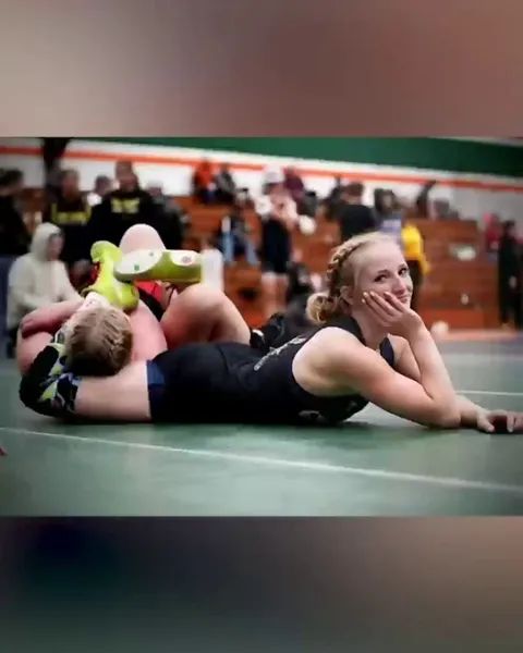 She really had the time to pose for a photo while in a wrestling match