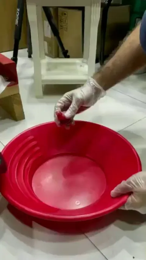 Using red dye to demonstrate that mercury can't be absorbed by a towel