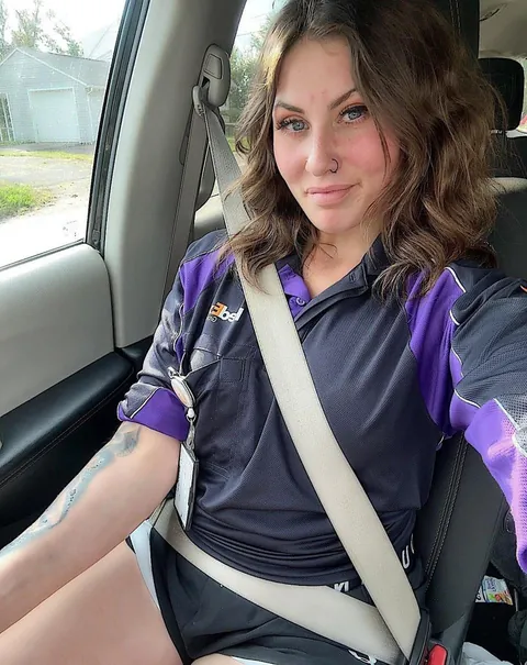 Tell me honestly, does my mom bod give you a boner? 🧐➡️ F25