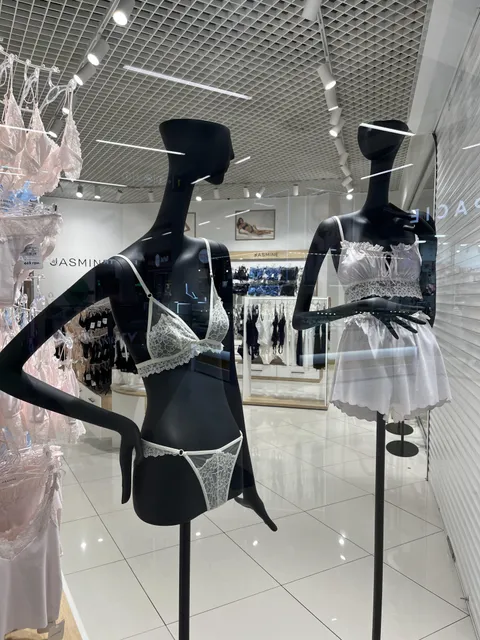 This mannequin’s proportions at the shop