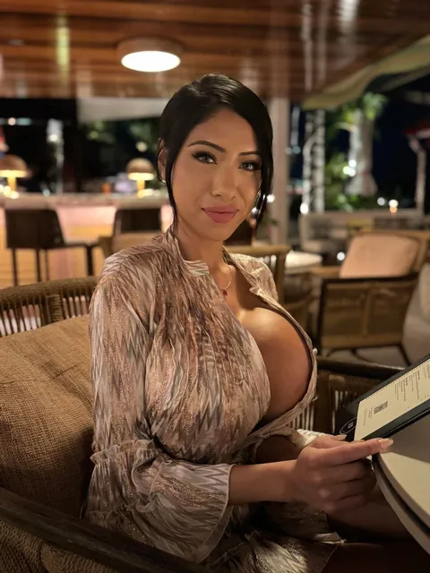 Pure class and elegance! She is the definition of a perfect Trophywife and a great example that a woman does not need crazy big implants to reach her full beauty potential! Shape and Proportions > Size!