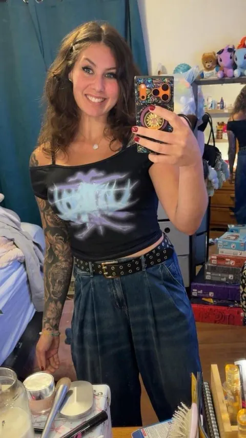 Born in 1999, 1 kid... Am I still hot? 🫣➡️ F27