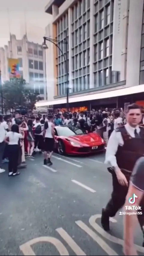 Mass looting in London