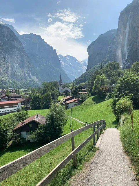 I made it to this subreddit's favorite viewpoint, did not disappoint! (Lauterbrunnen, Switzerland)
