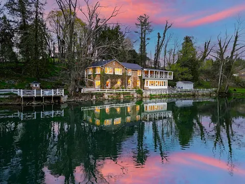 House by the lake (Bristol, Tennessee, US).