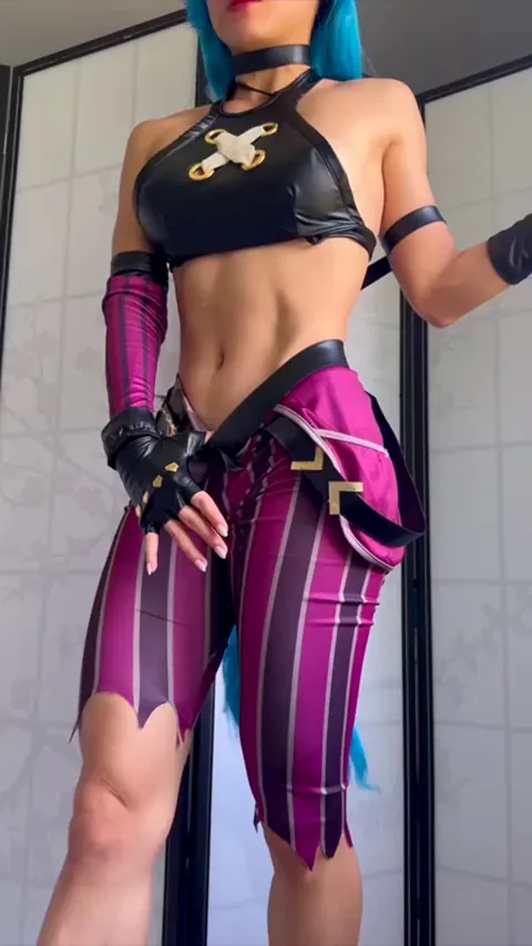 Jinx showing off her fit body (peachyazngirly)