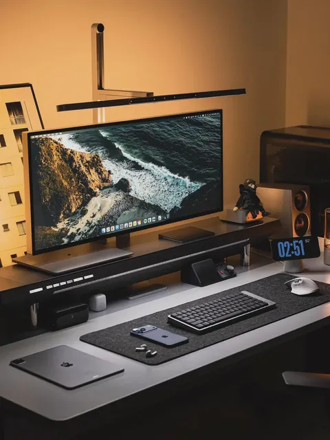 Anyone knows what over-monitor/lightbar lamp this setup is using?