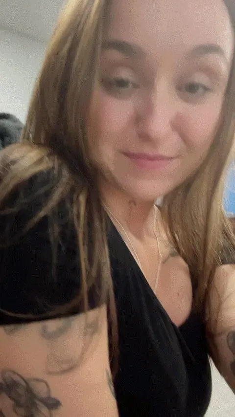 It’s hard to get these plump tits out sometimes but I gotta be quick at my desk. HAPPY MONDAY ;) starting your week right 