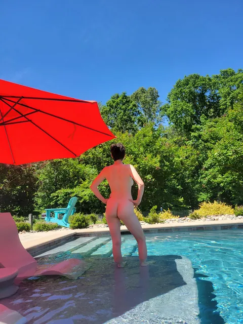 I want a pretty person to help lather me with sunscreen