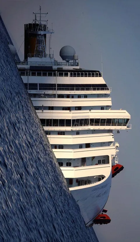 The wreck of the Costa Concordia photographed by a tilted camera