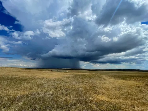 A distant downpour on Nebraska grasslands [OC] [1879x1409]