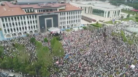 After a young child in Turkey overcome cancer, his father’s heartfelt plea sparked a nation wide response and thousands gathered in İstanbul: “We don’t have many friends, would you fly balloons with us?”