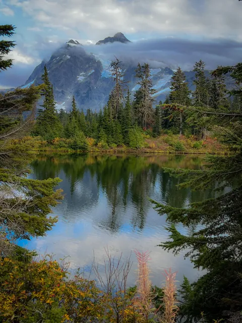 Mount Shuksan, WA state in early fall [OC] 3000x2500