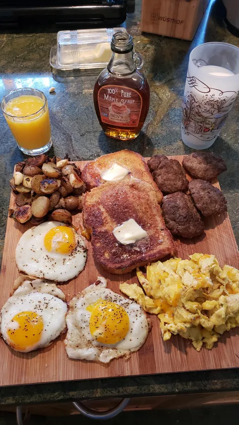 [Homemade] Cherry Vanilla French Toast, sage sausage, cheddar chive scrambled, garlic parsley home fries, and crispy sunny-side up.