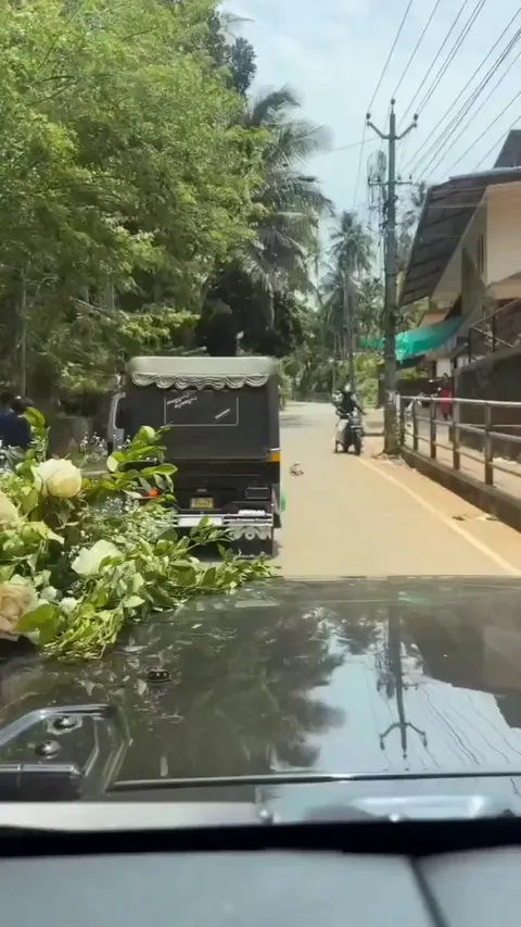 This guy helped a Bengal monitor lizard