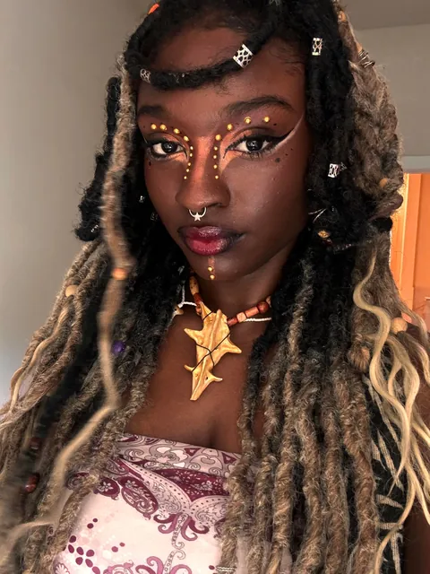I love adding gems to my makeup ✨