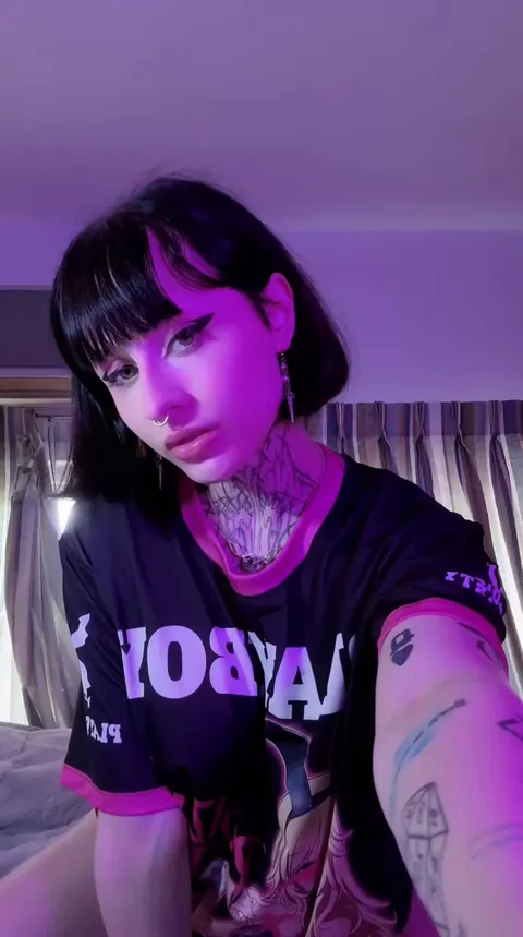 Gaze into my eyes.. no distractions