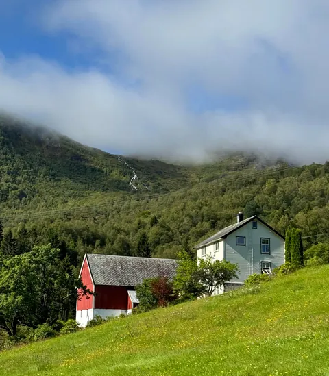 My girlfriends cozy farmhouse in Norway, with a winter &amp; summer comparison :)