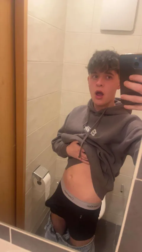 (18) swipe to undress me 👉😜