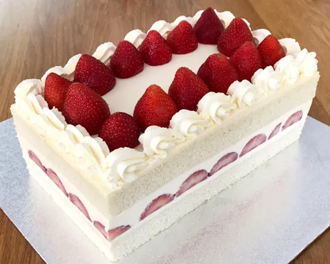 I've just made this Japanese Strawberry Shortcake for my friend's mom