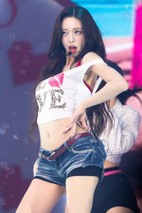 ITZY - YUNA