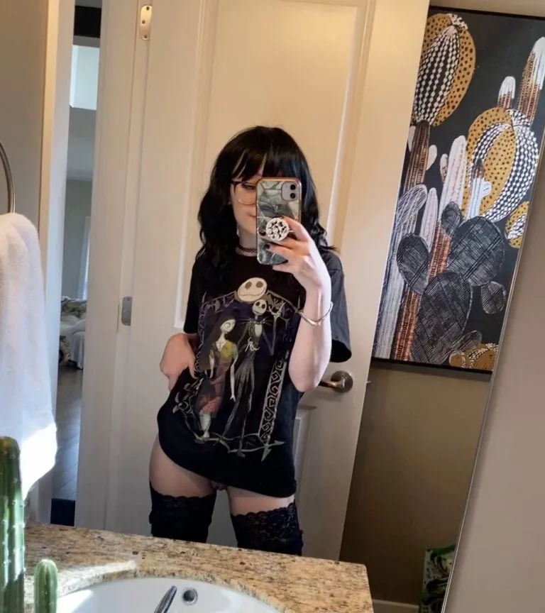 Would you fuck a 90s girl if she still looks like this? 😅