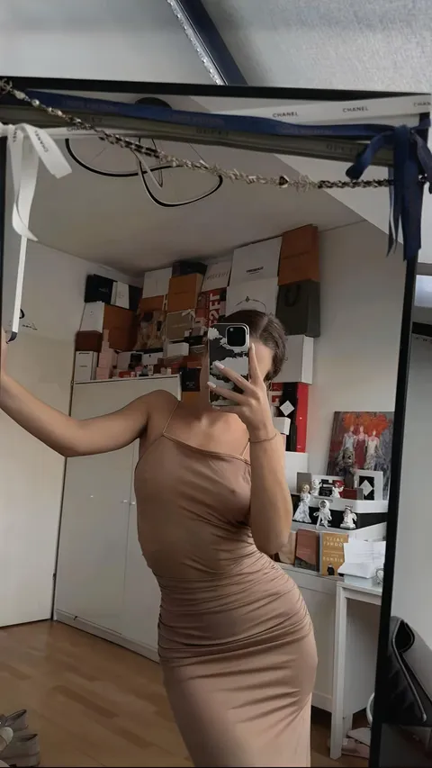 That dress looks good on me