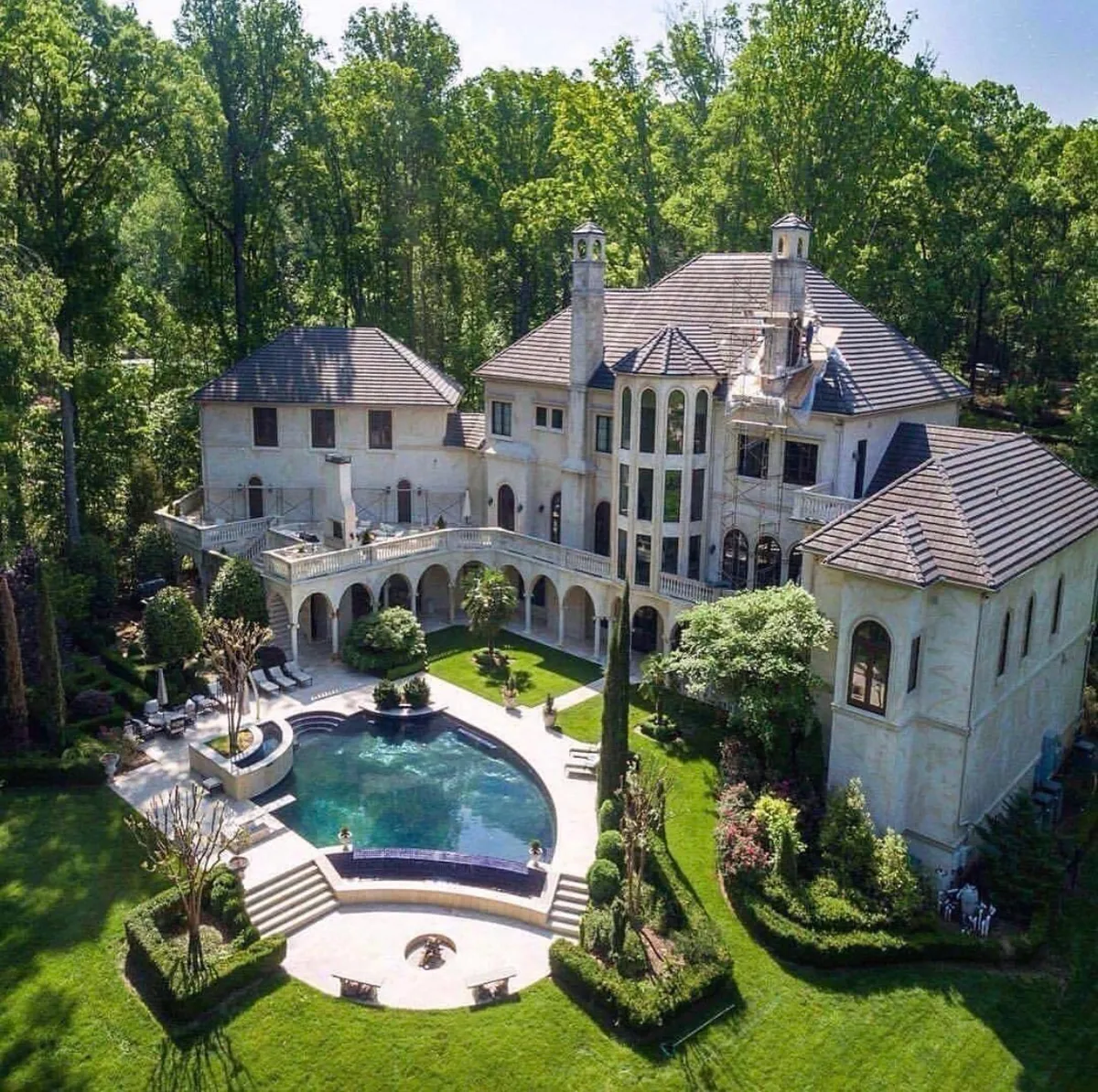 Beautiful Secluded Mansion [1242 x 1236]